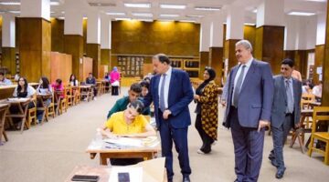 رئيس جامعة بني سويف يزور امتحانات الفصل الدراسي الثاني في كلية التجارة
