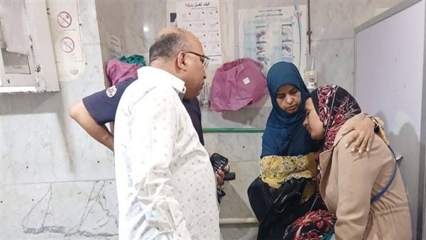 صور: محافظ أسيوط يراقب حالة المصابين من حادث انقلاب الميكروباص