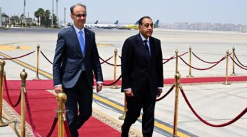رئيس الوزراء يرحب بنظيره الصربي في مطار القاهرة الدولي
