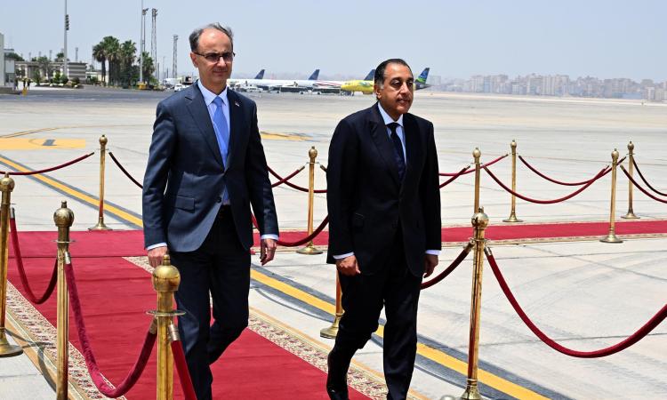 رئيس الوزراء يرحب بنظيره الصربي في مطار القاهرة الدولي رئيس الوزراء يرحب بنظيره الصربي في مطار القاهرة الدولي