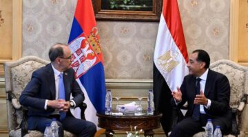 افتتاح جلسة موسعة للمحادثات بين رئيس الوزراء ونظيره الصربي لاستكشاف آفاق تعزيز التعاون الثنائي.