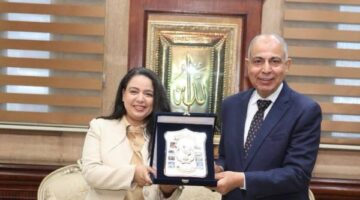 محافظ المنيا يمنح تكريمًا لمديرة مستشفى الرمد تقديرًا لإبداعها الطبي