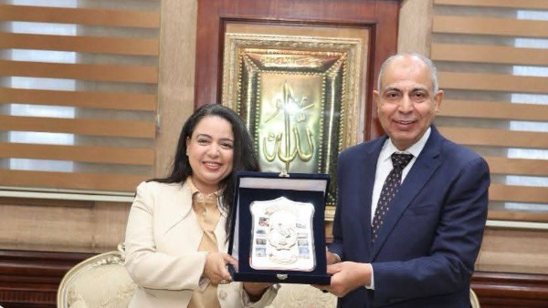 محافظ المنيا يمنح تكريمًا لمديرة مستشفى الرمد تقديرًا لإبداعها الطبي محافظ المنيا يمنح تكريمًا لمديرة مستشفى الرمد تقديرًا لإبداعها الطبي