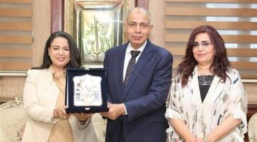 محافظ المنيا يكرم مديرة مستشفى الرمد ويوجه بصرف مكافأة لجميع الموظفين تقديرًا لتفوقهم الطبي