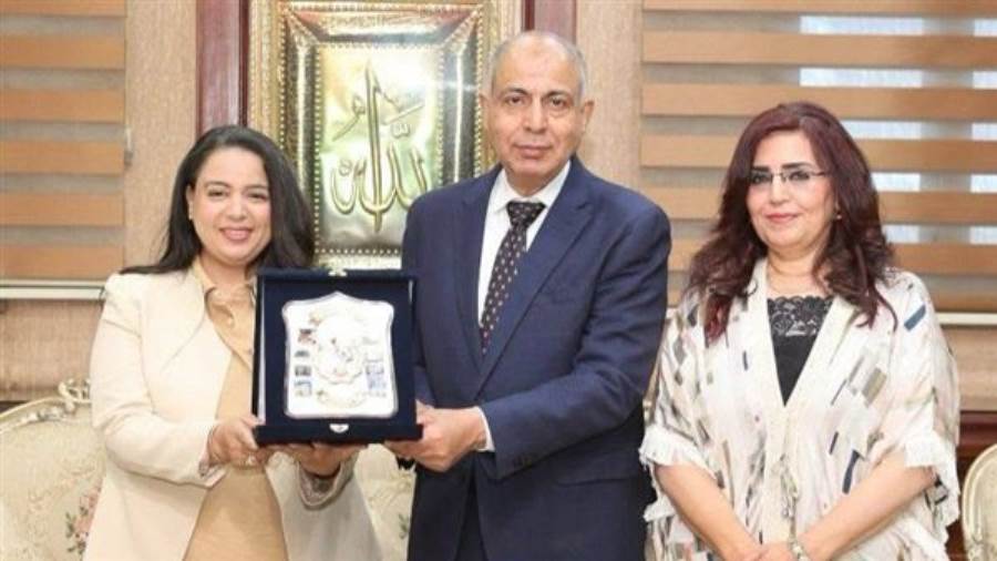 محافظ المنيا يكرم مديرة مستشفى الرمد ويوجه بصرف مكافأة لجميع الموظفين تقديرًا لتفوقهم الطبي محافظ المنيا يكرم مديرة مستشفى الرمد ويوجه بصرف مكافأة لجميع الموظفين تقديرًا لتفوقهم الطبي