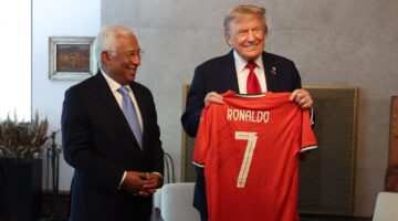 رونالدو يقدم لترامب قميصه الأحمر مصحوبًا برسالة سلام (فيديو)