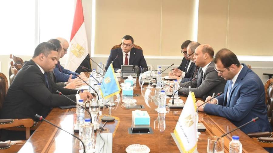 وزير الإسكان يجتمع بممثل شركة استادات للاستثمار الرياضي لبحث أوجه التعاون المشتركة وزير الإسكان يجتمع بممثل شركة استادات للاستثمار الرياضي لبحث أوجه التعاون المشتركة