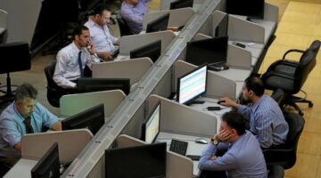 المؤشر الرئيسي للبورصة ينخفض بأكثر من 1% و مؤشر السبعيني يتراجع بنسبة 2.44%