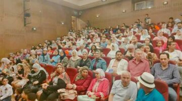 «زيارة إلى مصنع الشوكولاتة» على خشبة مسرح قصر ثقافة الأنفوشي في الإسكندرية (صور)