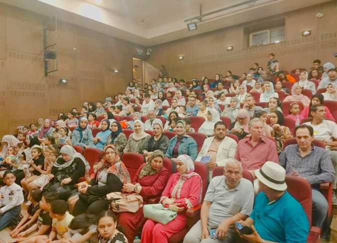 «زيارة إلى مصنع الشوكولاتة» على خشبة مسرح قصر ثقافة الأنفوشي في الإسكندرية (صور) «زيارة إلى مصنع الشوكولاتة» على خشبة مسرح قصر ثقافة الأنفوشي في الإسكندرية (صور)