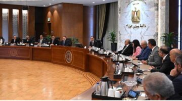 أمجد حسنين: منح الإذن للأجانب بالشراء بالدولار وإلزام المطورين بإيداع العائدات في البنوك المصرية يُعدّ خطوة هامة لتنظيم السوق وتعزيز تصدير العقارات.