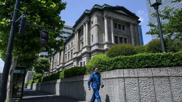 بنك اليابان يحافظ على معدلات الفائدة عند 0.5% في ظل تفاقم المخاطر على النمو الاقتصادي بنك اليابان يحافظ على معدلات الفائدة عند 0.5% في ظل تفاقم المخاطر على النمو الاقتصادي