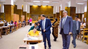 رئيس جامعة بني سويف يزور امتحانات الفصل الدراسي الثاني في كلية التجارة