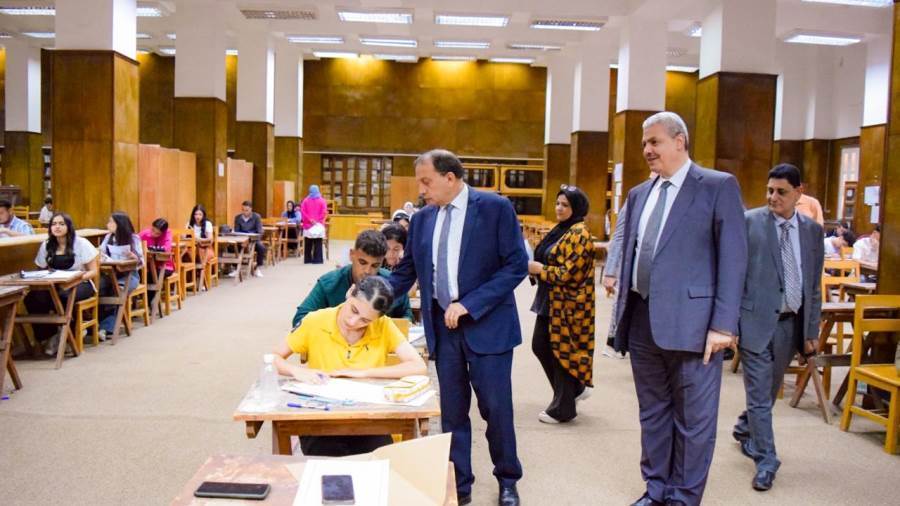 رئيس جامعة بني سويف يزور امتحانات الفصل الدراسي الثاني في كلية التجارة رئيس جامعة بني سويف يزور امتحانات الفصل الدراسي الثاني في كلية التجارة
