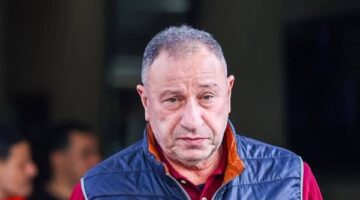 الخطيب يتدخل لحل النزاعات بين لاعبي الأهلي بسبب ركلة جزاء انتر ميامي.