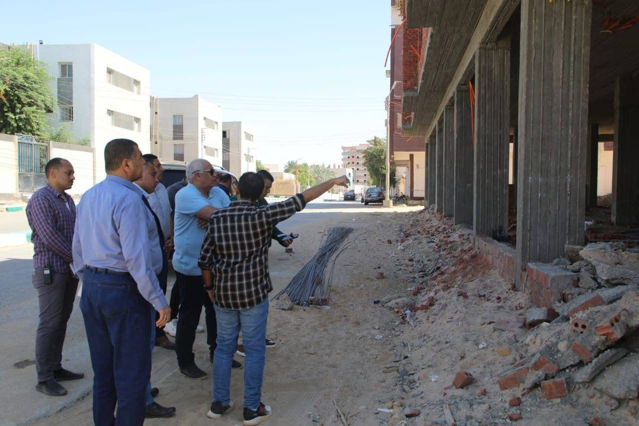 محافظ الوادي الجديد يراقب تقدم إنشاء مبنى خدمي استثماري محافظ الوادي الجديد يراقب تقدم إنشاء مبنى خدمي استثماري