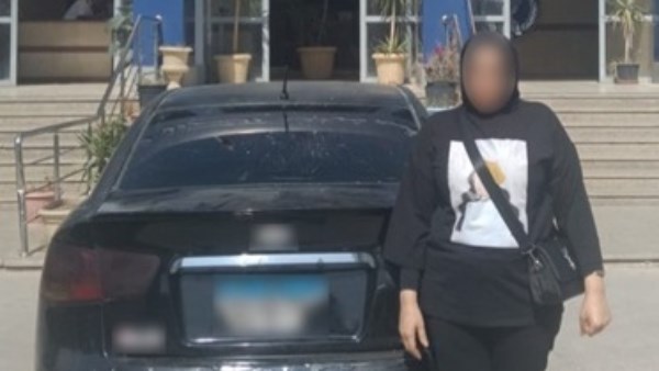 اعتقال فتاة قامت بتشويه لوحات سياراتها في القاهرة | فيديو اعتقال فتاة قامت بتشويه لوحات سياراتها في القاهرة | فيديو