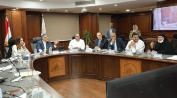 محافظ الجيزة يجتمع أسبوعيًا لمناقشة شكاوى وطلبات المواطنين