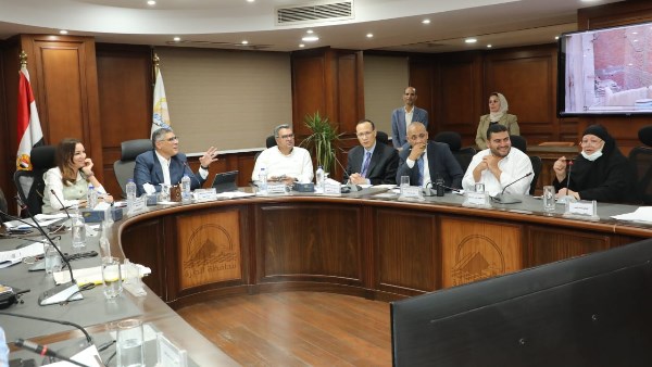محافظ الجيزة يجتمع أسبوعيًا لمناقشة شكاوى وطلبات المواطنين محافظ الجيزة يجتمع أسبوعيًا لمناقشة شكاوى وطلبات المواطنين