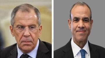 وزير الخارجية يتواصل هاتفياً مع نظيره الروسي لمناقشة التطورات الإقليمية الحالية