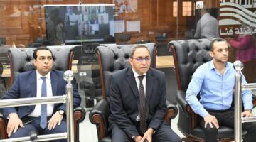 محافظ قنا.. يراقب امتحانات الثانوية العامة من مركز مراقبة الشبكة الوطنية للطوارئ والسلامة