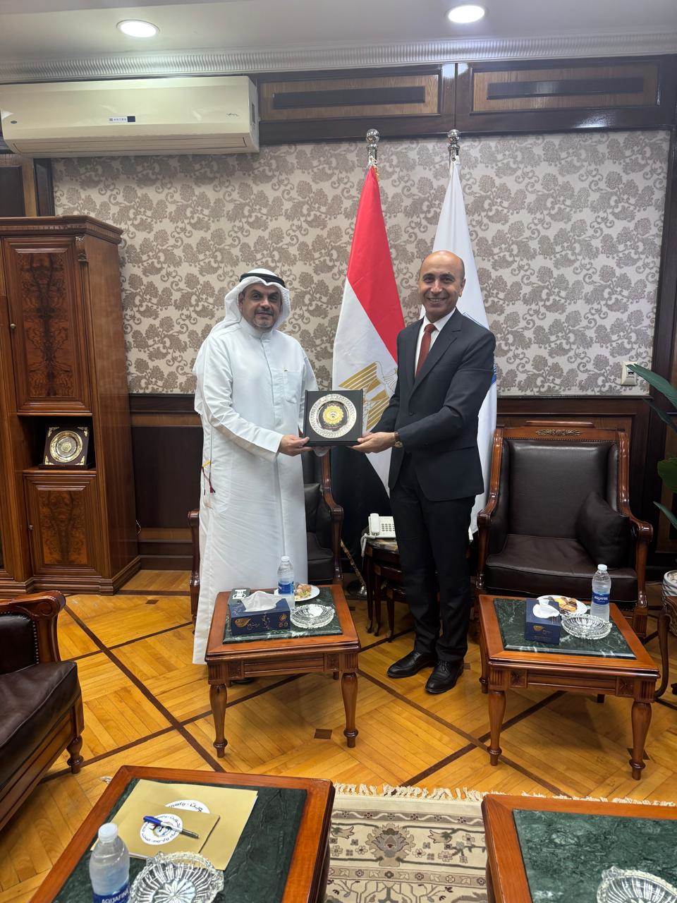 لتعزيز التعاون المشترك، رئيس جامعة دمنهور يستقبل رئيس المكتب الثقافي لسفارة الكويت في القاهرة. لتعزيز التعاون المشترك، رئيس جامعة دمنهور يستقبل رئيس المكتب الثقافي لسفارة الكويت في القاهرة.