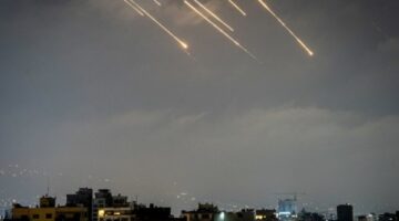 مسؤولان أمريكيان يعلنان عن تدخل السفن الأمريكية لاعتراض صواريخ إيرانية ويشيران إلى أن التدخل الأمريكي كان محدوداً نسبياً.