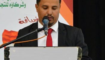 علي العيزري: عندما تخون الترجمة النص: كيف تولد الأخطاء معاني جديدة تمامًا؟