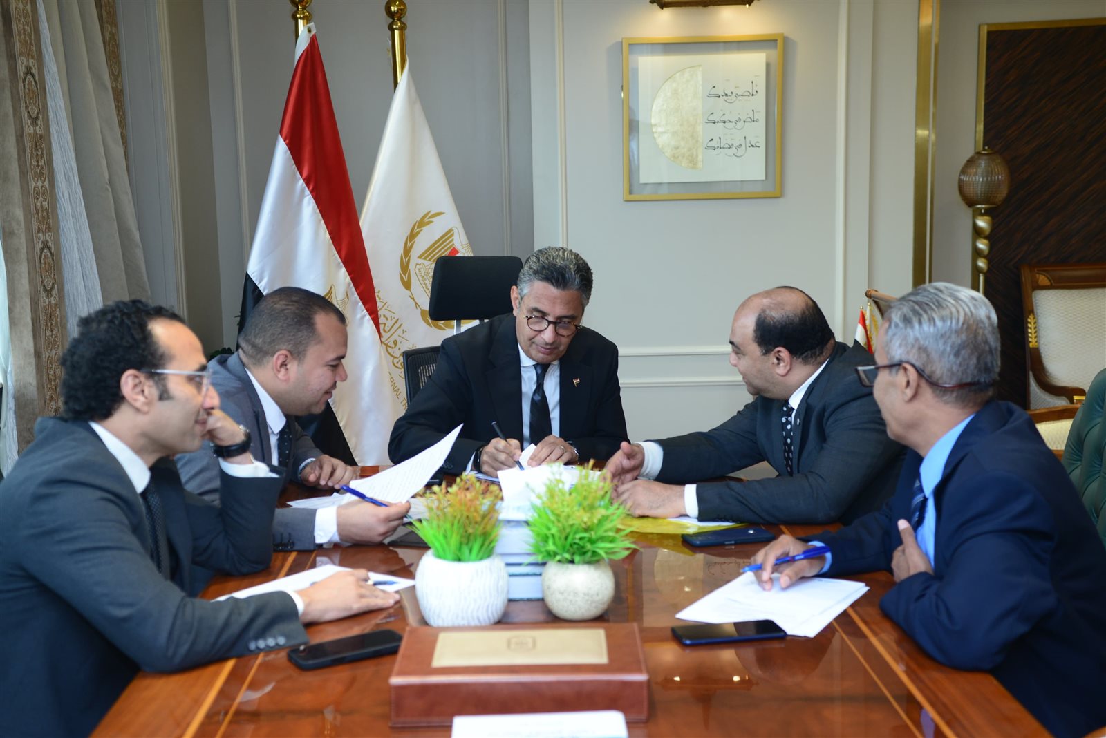 وزير التموين يجتمع بعدد من أعضاء مجلسي النواب والشيوخ وزير التموين يجتمع بعدد من أعضاء مجلسي النواب والشيوخ