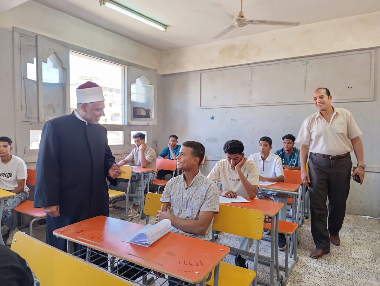 بلا تذمر.. طلاب القسم الأدبي في الثانوية الأزهرية يختبرون مادة الفقه بلا تذمر.. طلاب القسم الأدبي في الثانوية الأزهرية يختبرون مادة الفقه