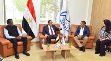 محافظ أسيوط وسفير الهند يقومان بجولة في المنطقة التكنولوجية وواحة السيليكون ومركز خدمة العملاء.