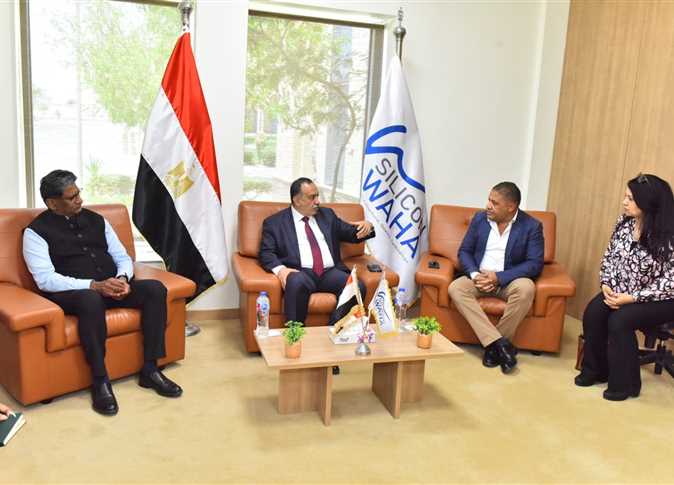 محافظ أسيوط وسفير الهند يقومان بجولة في المنطقة التكنولوجية وواحة السيليكون ومركز خدمة العملاء. محافظ أسيوط وسفير الهند يقومان بجولة في المنطقة التكنولوجية وواحة السيليكون ومركز خدمة العملاء.