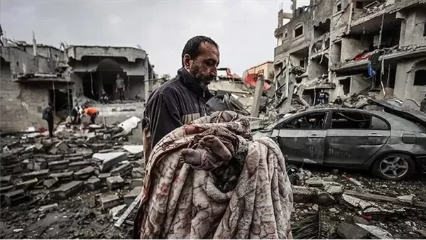 استشهاد وإصابة فلسطينيين نتيجة غارة إسرائيلية قرب مستشفى المعمداني في غزة استشهاد وإصابة فلسطينيين نتيجة غارة إسرائيلية قرب مستشفى المعمداني في غزة