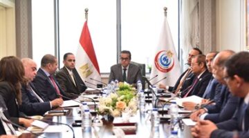 وزير الصحة يترأس اجتماعا لتقييم تقدم تنفيذ نظام التأمين الصحي الشامل الإلكتروني.