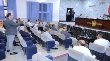 محافظ سوهاج يجتمع مع المستثمرين لمناقشة إزالة التحديات وتقديم الدعم الشامل لقطاع الاستثمار