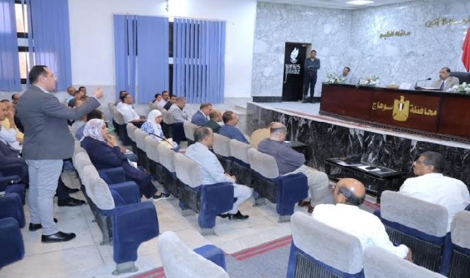 محافظ سوهاج يجتمع مع المستثمرين لمناقشة إزالة التحديات وتقديم الدعم الشامل لقطاع الاستثمار محافظ سوهاج يجتمع مع المستثمرين لمناقشة إزالة التحديات وتقديم الدعم الشامل لقطاع الاستثمار