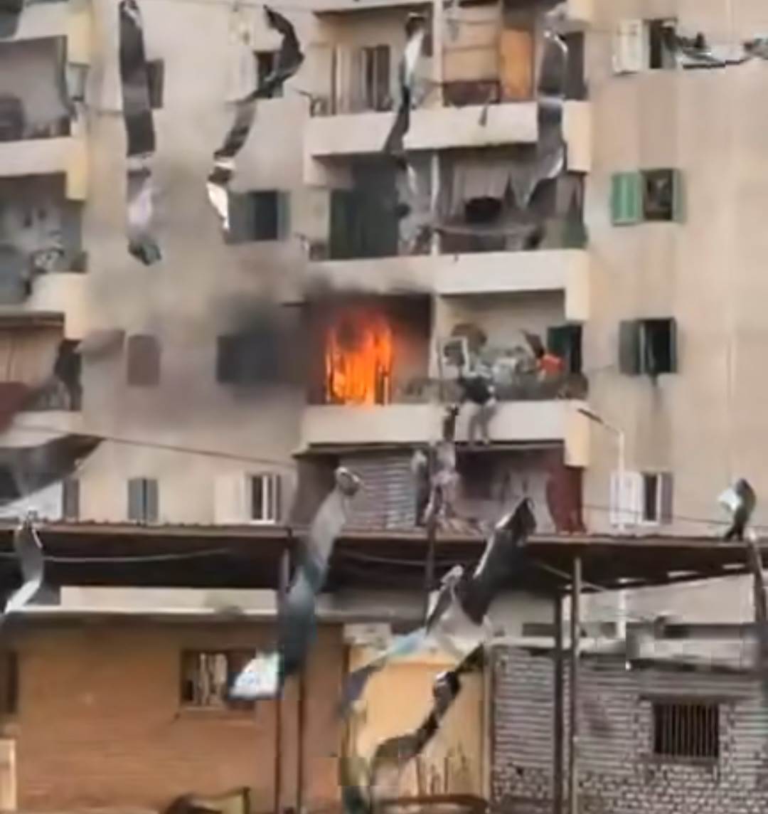 شاهد: هلع في مساكن الإرشاد بأبو المطامير نتيجة حريق في شقة سكنية شاهد: هلع في مساكن الإرشاد بأبو المطامير نتيجة حريق في شقة سكنية