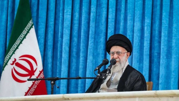 مفاجأة: القائد الإيراني لا يحدد قادة الجيش مفاجأة: القائد الإيراني لا يحدد قادة الجيش