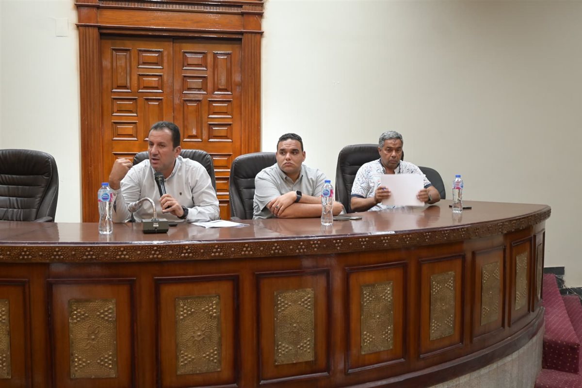 رئيس جهاز العاشر يجري محادثات مع مالكي خلاطات الخرسانة لتسوية الأمور القانونية رئيس جهاز العاشر يجري محادثات مع مالكي خلاطات الخرسانة لتسوية الأمور القانونية