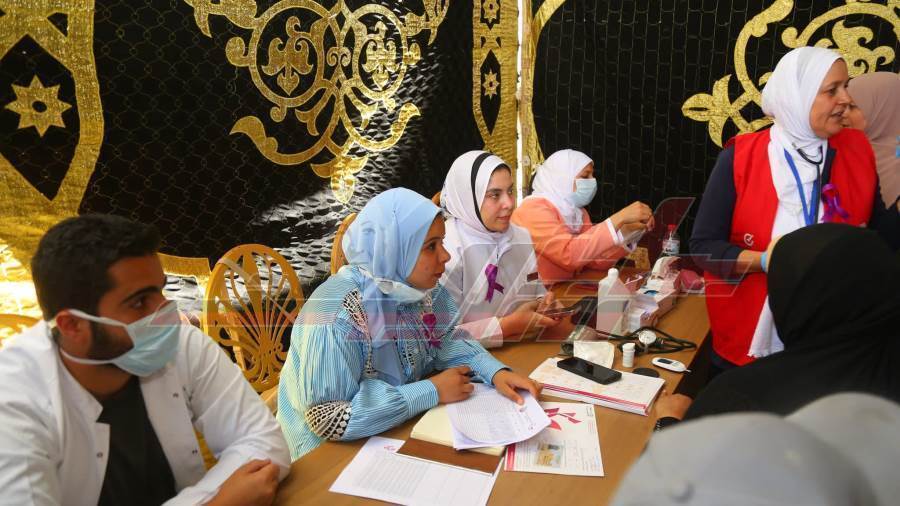 إقبال واسع على حملة “من بدري أمان” ضمن المبادرات الرئاسية لرصد الأورام مبكرًا. إقبال واسع على حملة “من بدري أمان” ضمن المبادرات الرئاسية لرصد الأورام مبكرًا.