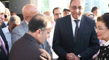 محافظ قنا ورئيس جامعة جنوب الوادي يتابعان الوضع الصحي للمصابين في حادث مراقبي الثانوية العامة