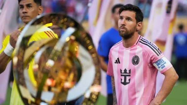 بعد مباراة الأهلي وإنتر ميامي.. أسطورة إيطاليا يقدم لميسي هدية غير متوقعة بعد مباراة الأهلي وإنتر ميامي.. أسطورة إيطاليا يقدم لميسي هدية غير متوقعة
