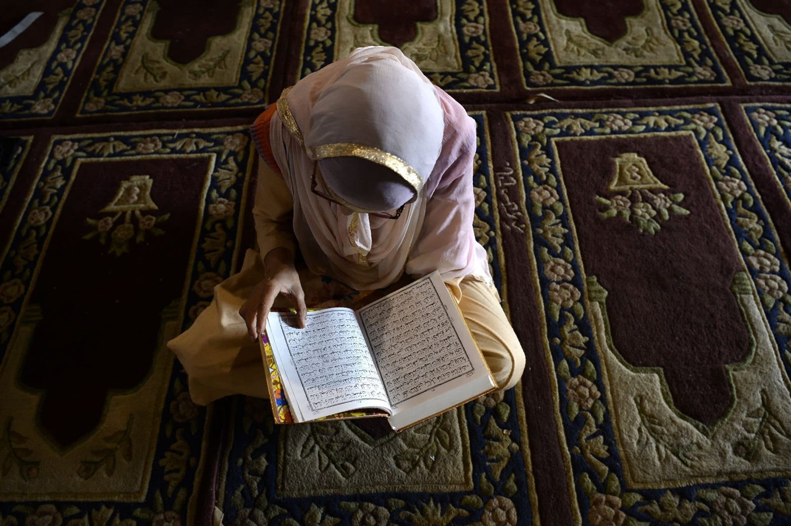 ألقاب يوم القيامة وعلامات الساعة الصغرى والكبرى ألقاب يوم القيامة وعلامات الساعة الصغرى والكبرى