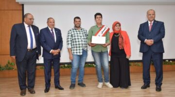 محافظ بورسعيد يحتفي بالطلاب الأوائل في الشهادة الإعدادية | صور