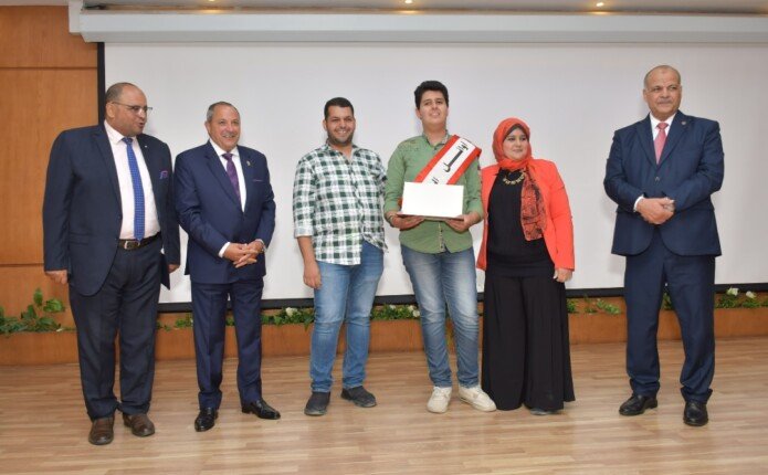 محافظ بورسعيد يحتفي بالطلاب الأوائل في الشهادة الإعدادية | صور محافظ بورسعيد يحتفي بالطلاب الأوائل في الشهادة الإعدادية | صور
