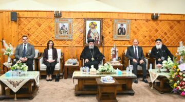 محافظ البحيرة ورئيس الأمن يهنئان الأنبا إيلاريون بمناسبة تعيينه أسقفًا للإيبارشية ومناطقها التابعة.