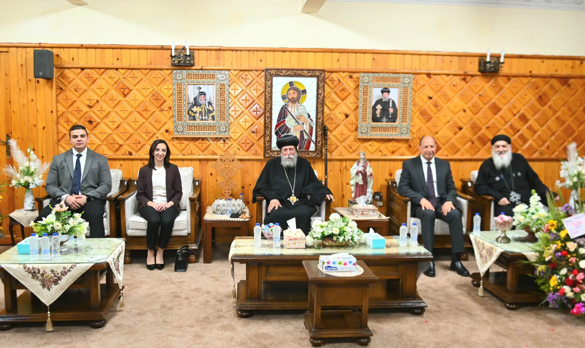 محافظ البحيرة ورئيس الأمن يهنئان الأنبا إيلاريون بمناسبة تعيينه أسقفًا للإيبارشية ومناطقها التابعة. محافظ البحيرة ورئيس الأمن يهنئان الأنبا إيلاريون بمناسبة تعيينه أسقفًا للإيبارشية ومناطقها التابعة.