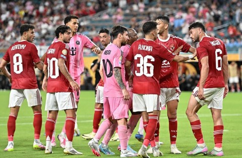 صاعقة.. لاعبون من الأهلي تعرضوا للإهانة والاعتداء من ميسي ورفاقه. صاعقة.. لاعبون من الأهلي تعرضوا للإهانة والاعتداء من ميسي ورفاقه.
