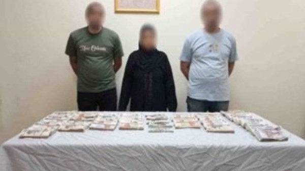 احتجاز المتهمين بسرقة أموال من شقة في منطقة الظاهر احتجاز المتهمين بسرقة أموال من شقة في منطقة الظاهر