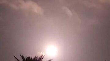 صاروخ دفاعي إسرائيلي يسقط بالخطأ في تل أبيب (فيديو)
